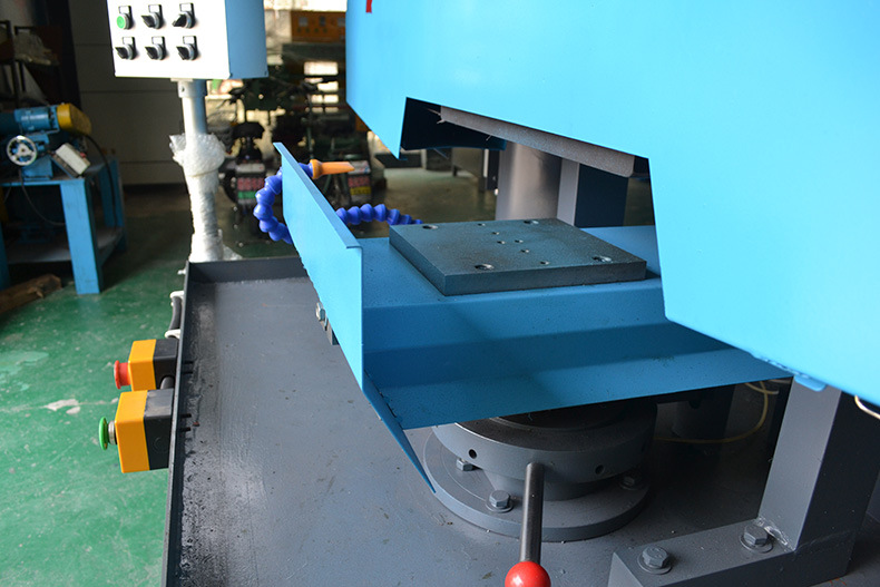 The YL-ATPM-056 Single-Station Professional Wet Abrasive Belt Grinder is equipped with a 3 kW motor operating at 2850 rpm. It features an abrasive belt size of 100 x 3000 mm and a worktable measuring 400 x 100 mm. Utilizing a water-circulation dust removal system, this machine is suitable for the grinding, polishing, and deburring of metal surfaces.